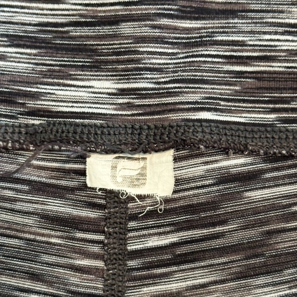 Fabletics leggings, hits below knee. - Picture 4 of 5